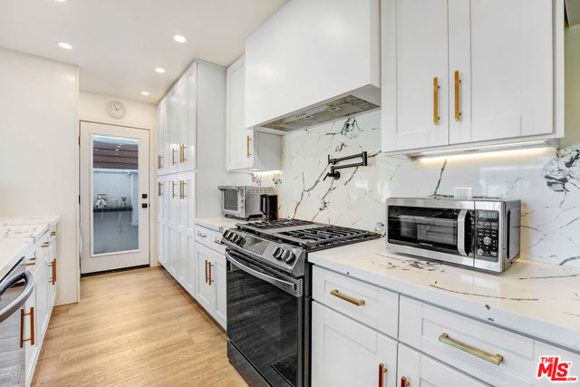 6409 Graves Avenue, Lake Balboa CA: https://media.crmls.org/mediaz/ad49000a-3fdf-40f0-8a84-2186d8f35f33.jpg