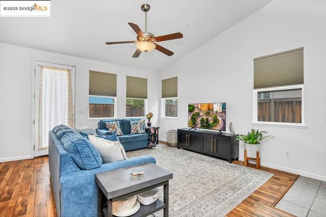 562 Douglas Drive, Brentwood CA: https://media.crmls.org/mediaz/ad4976e1-894e-4e23-8f0b-2cf0f3c1e4a0.jpg