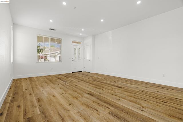 1040 Bismarck Terr, Brentwood CA: https://media.crmls.org/mediaz/ad4ab893-517d-4ee8-a882-8b131cc506e0.jpg