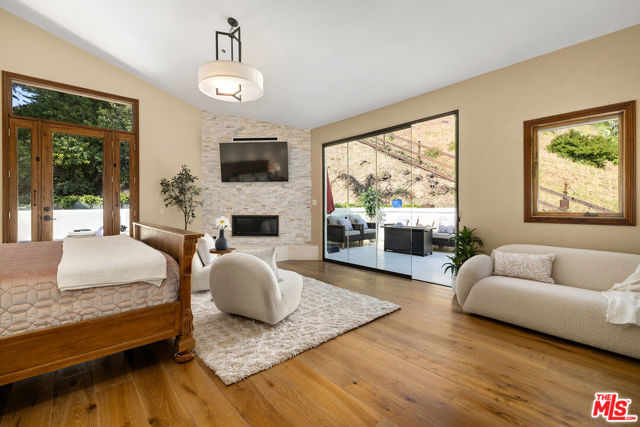 2468 Coldwater Canyon Drive, Beverly Hills CA: https://media.crmls.org/mediaz/ad4b6c02-fdfd-43dc-8a58-596f67a8b75a.jpg