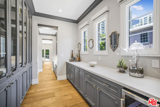 439 S Spalding Dr, Beverly Hills CA: https://media.crmls.org/mediaz/ad4be488-1e64-48e3-9f11-96f4fff5a67e.jpg