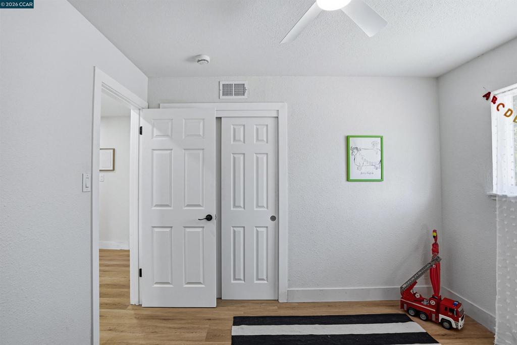 https://media.crmls.org/mediaz/ad4c60fd-2428-4534-943d-d587e2b4dcd9.jpg?preset=X-Large