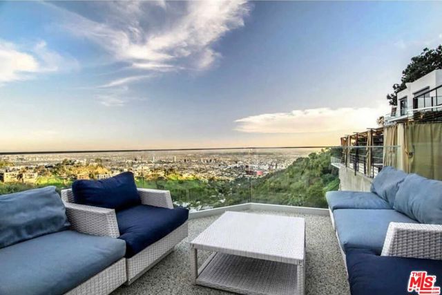 2183 Sunset Plaza Drive, Los Angeles CA: https://media.crmls.org/mediaz/ad4d4105-d176-473e-9637-304af1836657.jpg