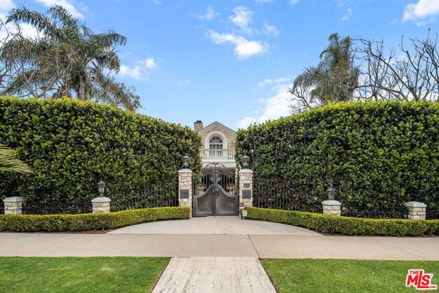 136 Georgina Avenue, Santa Monica CA: https://media.crmls.org/mediaz/ad4dd399-52f1-489d-9788-572939edda6f.jpg
