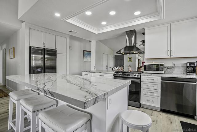 5241 Alamosa Park Dr, Oceanside CA: https://media.crmls.org/mediaz/ad4e05e5-4e9b-4f7a-b224-aa07e12a9a74.jpg