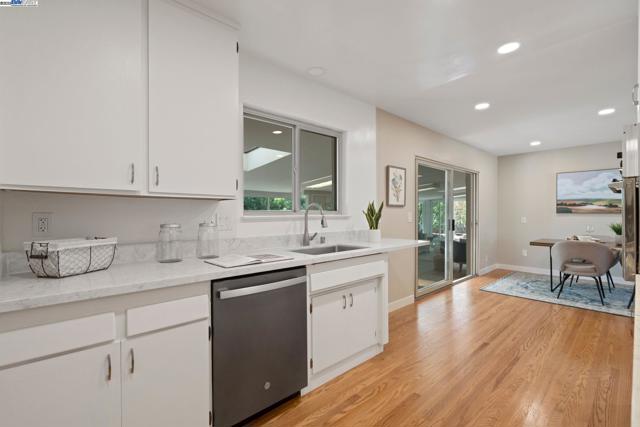 2371 Mallard Dr, Walnut Creek CA: https://media.crmls.org/mediaz/ad4e7e4f-d819-4d95-9864-8d5a649e292e.jpg