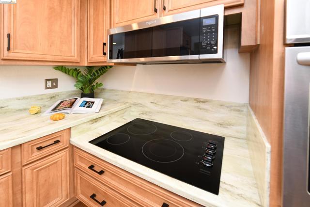 1910 Skycrest Dr, Walnut Creek CA: https://media.crmls.org/mediaz/ad4f03a5-8099-46bd-966c-499707f769c1.jpg