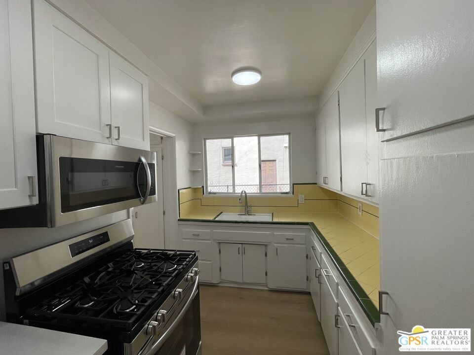 1057 S Genesee Avenue