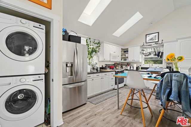 4224 Madison Avenue, Culver City CA: https://media.crmls.org/mediaz/ad4f652a-7f7a-4e3d-95f2-2f27314152c2.jpg