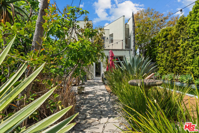550 Indiana Avenue, Venice CA: https://media.crmls.org/mediaz/ad502d50-58ca-4140-afd3-42808c4b337c.jpg