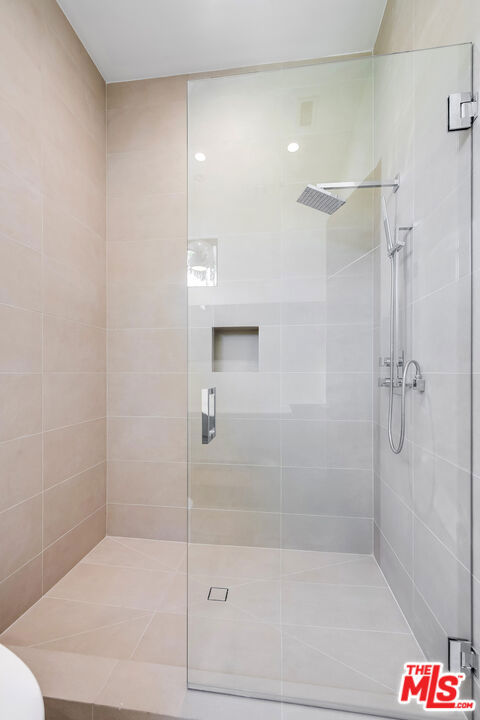 https://media.crmls.org/mediaz/ad50cacd-de5d-4dbc-a9af-2296dab7be0f.jpg?preset=X-Large