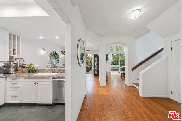 6477 Zuma View Place, Malibu CA: https://media.crmls.org/mediaz/ad5111e4-95fb-4160-9104-538469566264.jpg