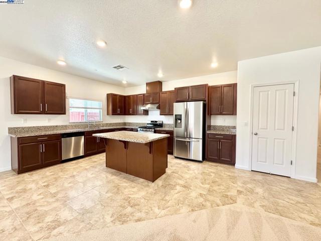 597 Pendragon St, Manteca CA: https://media.crmls.org/mediaz/ad511f0f-3120-4027-8aef-6ae1f8be3990.jpg