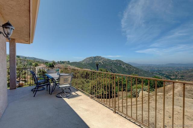 16677 Falcon Heights Rd, Ramona CA: https://media.crmls.org/mediaz/ad5131f9-0f01-4163-812f-21fa1ee3643a.jpg