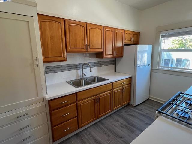 2004 Park Blvd, Oakland CA: https://media.crmls.org/mediaz/ad538c0d-5668-433c-a1fe-87224a7f37fc.jpg