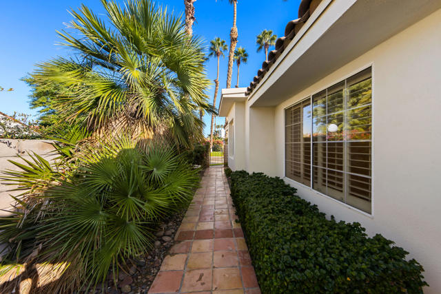 77739 Cape Verde Drive, Palm Desert CA: https://media.crmls.org/mediaz/ad5506eb-bb64-421b-bf7f-cd450af8cb96.jpg