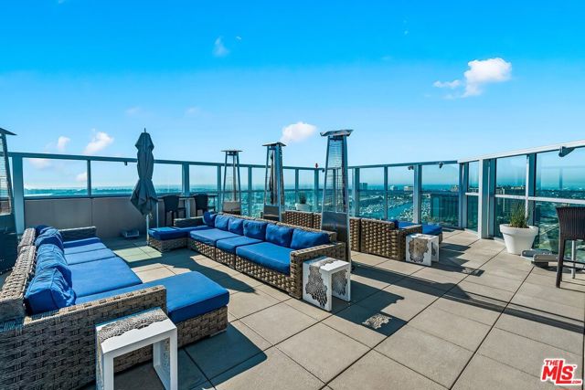 13700 MARINA POINTE Drive, Marina del Rey CA: https://media.crmls.org/mediaz/ad553be2-92cd-4be6-ac27-17e49cfd2639.jpg