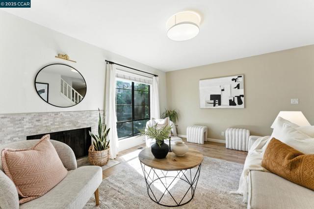 1660 San Luis Rd, Walnut Creek CA: https://media.crmls.org/mediaz/ad5656d7-6f49-4048-b530-46f62ebab052.jpg