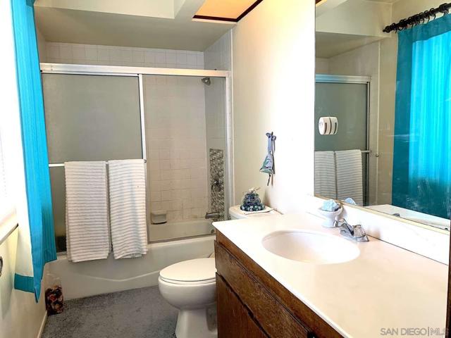 30809 Desert Shadow Rd, Castaic CA: https://media.crmls.org/mediaz/ad57196e-e095-4cbc-bcc9-cec3a18a524e.jpg