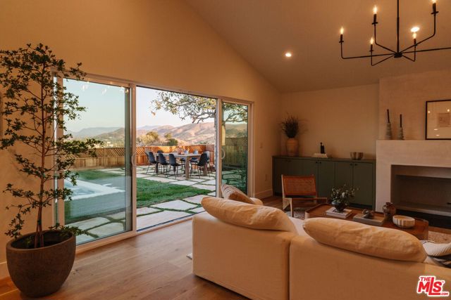 29204 Deep Shadow Drive, Agoura Hills CA: https://media.crmls.org/mediaz/ad57ff7e-2286-47ae-a7eb-95453bd71eba.jpg