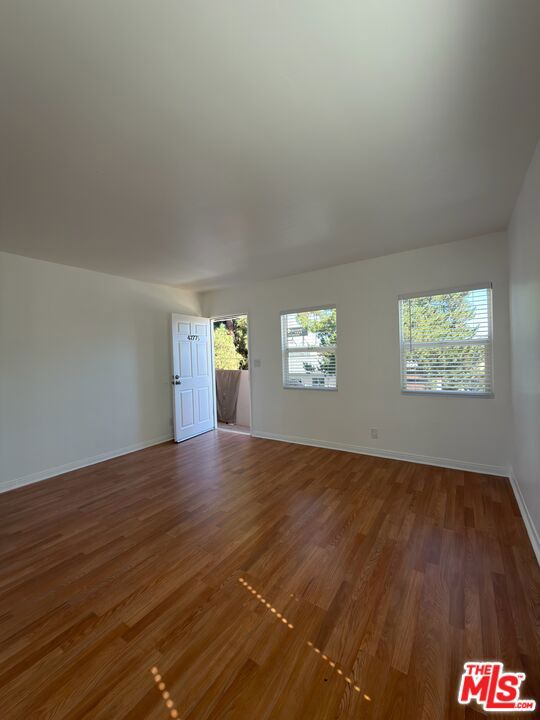 4277 Colbath Avenue photo 10