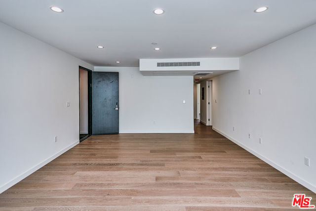 328 N Maple Drive, Beverly Hills CA: https://media.crmls.org/mediaz/ad5a1986-f3a2-4ece-b293-289842d24cee.jpg