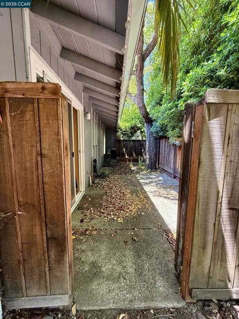 2061 VANDERSLICE AVE, Walnut Creek CA: https://media.crmls.org/mediaz/ad5a204e-947d-41a8-bdee-09723083b35f.jpg