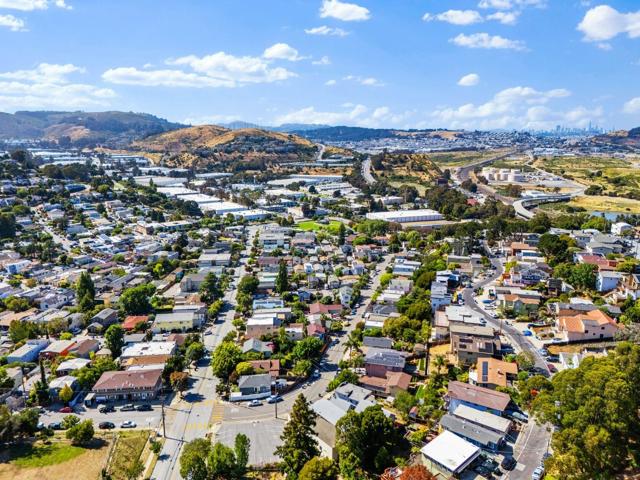 460 San Bruno Avenue, Brisbane CA: https://media.crmls.org/mediaz/ad5aa0aa-6c73-40aa-9474-8a166cba1739.jpg