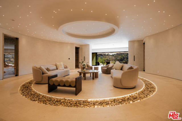 16187 Royal Oak Road, Encino CA: https://media.crmls.org/mediaz/ad5af2f7-89f6-49c0-af0c-1b7200e82e9e.jpg