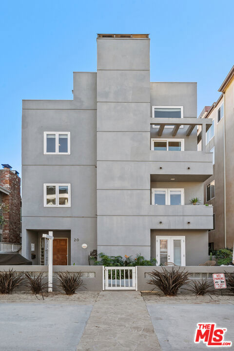 20 Quarterdeck Street, Marina del Rey CA: https://media.crmls.org/mediaz/ad5c103f-12e3-4a8b-8983-f8cad3a6aa87.jpg