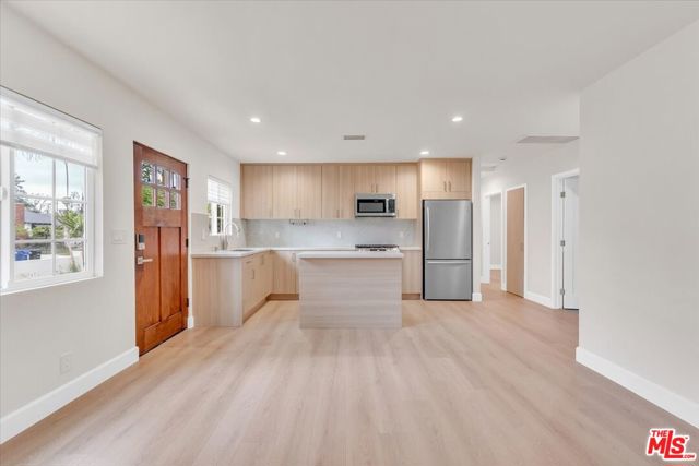 6915 Encino Avenue, Van Nuys CA: https://media.crmls.org/mediaz/ad5c7486-ea19-4bfb-a072-51542ecf0495.jpg