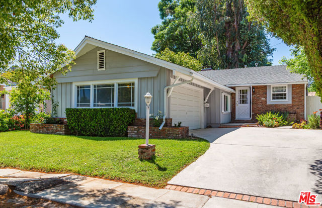 21924 Buena Ventura Street, Woodland Hills CA: https://media.crmls.org/mediaz/ad5eb4b3-e296-49ff-b121-b61e156482cc.jpg