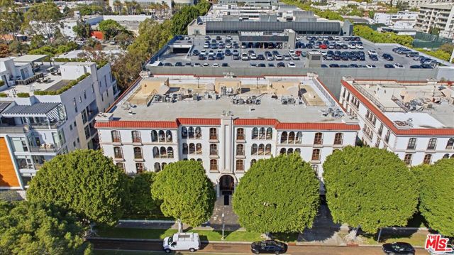 9249 Burton Way, Beverly Hills CA: https://media.crmls.org/mediaz/ad5f4713-7488-4574-8ccc-677580628999.jpg