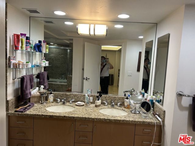 13700 Marina Pointe Drive, Marina del Rey CA: https://media.crmls.org/mediaz/ad5f489d-2746-4afa-ba84-fd8832223f61.jpg
