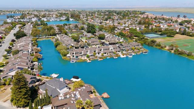 17 Spinnaker Place, Redwood City CA: https://media.crmls.org/mediaz/ad5fb6ab-5696-493c-aadd-9df57dee8cb1.jpg
