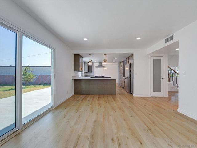 995 Bluecrest St, Corona CA: https://media.crmls.org/mediaz/ad5fd200-11ab-4fbd-a7c8-6049410de3c8.jpg