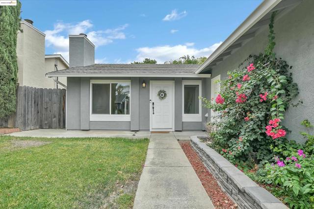 317 Lorenz Dr, Oakley CA: https://media.crmls.org/mediaz/ad5fe962-92a8-4910-86b2-fcdb3b79b5c4.jpg
