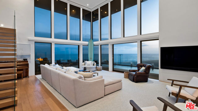 6463 Surfside Way, Malibu CA: https://media.crmls.org/mediaz/ad60a357-0317-42da-85f6-e7b9ddedb878.jpg