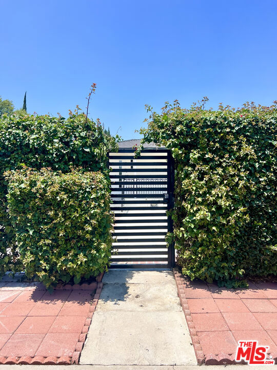 6627 Ranchito Avenue, Valley Glen CA: https://media.crmls.org/mediaz/ad624858-25c6-41be-92d2-fc20cec9551c.jpg