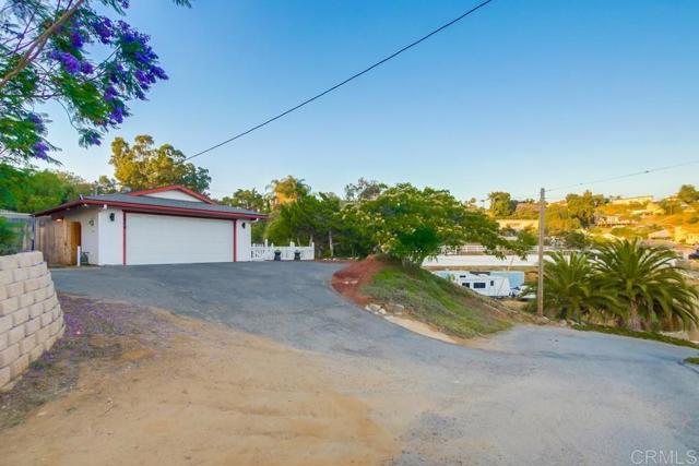 444 Victoria Place, Vista CA: https://media.crmls.org/mediaz/ad62ccb0-7c87-453d-820c-4bfc2c0cc3f8.jpg