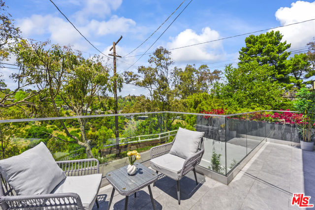 8960 Crescent Drive, Los Angeles CA: https://media.crmls.org/mediaz/ad634413-1c76-434c-8ab9-d348d2b4e3d2.jpg
