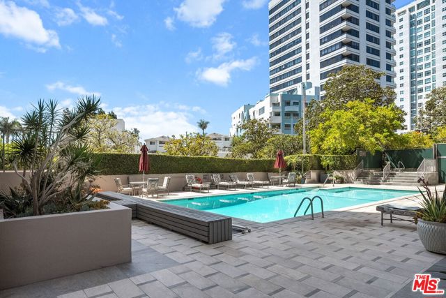 865 Comstock Avenue, Los Angeles CA: https://media.crmls.org/mediaz/ad635c3f-1e06-443d-93a7-f89a81a6b60b.jpg