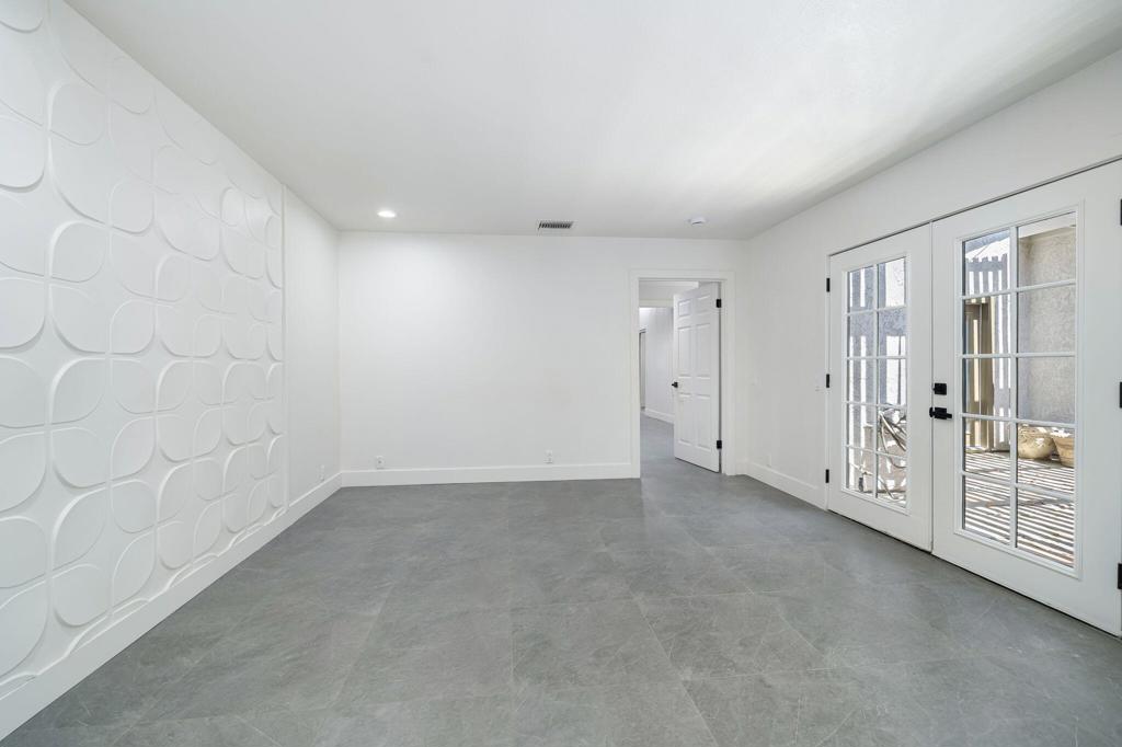 https://media.crmls.org/mediaz/ad6431a5-670d-4753-9ac8-8d4ce415b829.jpg?preset=X-Large