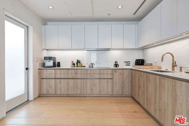 825 N Kings Road, West Hollywood CA: https://media.crmls.org/mediaz/ad646ac7-0e9f-403f-abcf-dba07b913f73.jpg