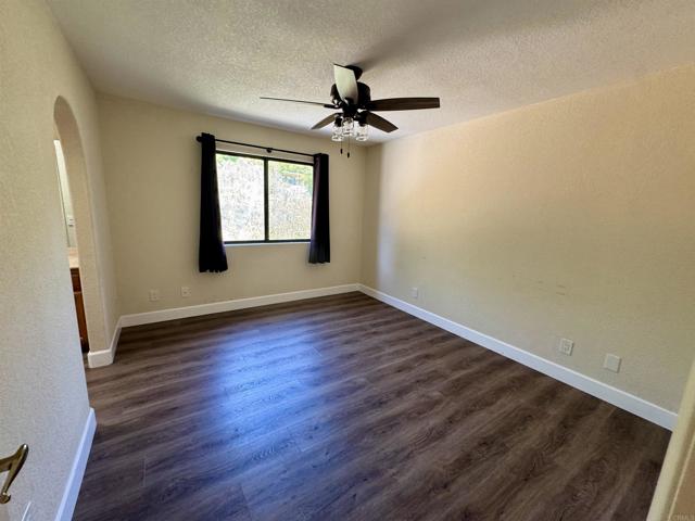 16898 Whispering Oaks Lane, Ramona CA: https://media.crmls.org/mediaz/ad64839b-48b1-4307-ba64-88458bd1e040.jpg