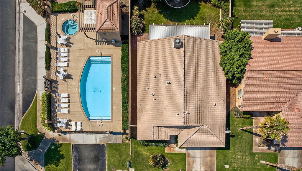 https://media.crmls.org/mediaz/ad6591e8-c43d-49e1-a672-f0579bd5746b.jpg?preset=X-Large