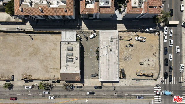 601 S La Brea Avenue, Los Angeles CA: https://media.crmls.org/mediaz/ad66c281-fd66-43be-a307-bb67a3154855.jpg