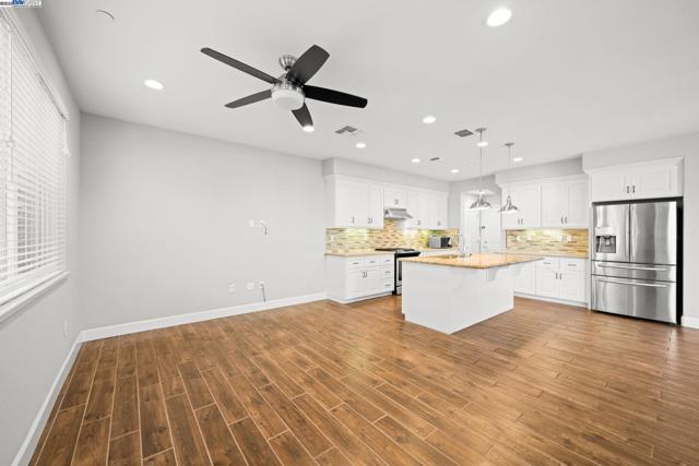 8563 Schooner Way, Newark CA: https://media.crmls.org/mediaz/ad6772c1-fbed-455b-ac08-0d3bef1f1b74.jpg