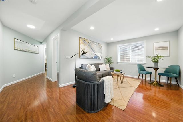 2539 Grande Vista Ave, Oakland CA: https://media.crmls.org/mediaz/ad68b2d3-2cc0-4515-9354-8d1c47cc2f62.jpg