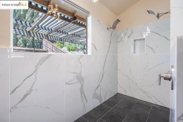 1003 Linda Vista Way, Rio Vista CA: https://media.crmls.org/mediaz/ad68ce73-a2d1-47f2-b713-dc45fbb06a37.jpg